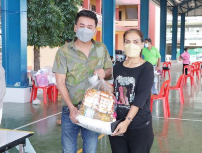 ส่งมอบถุงยังชีพให้ผู้ได้รับความเดือดร้อนและว่างงานจากโควิด-1 ... รูปภาพ 1