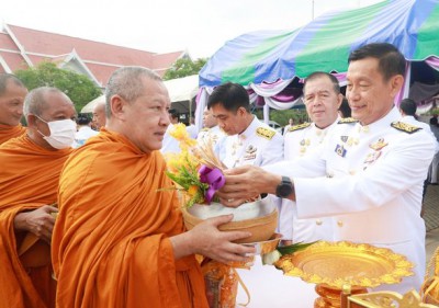 เทศบาลนครสุราษฎร์ธานีร่วมพิธีทำบุญตักบาตรถวายเป็นพระราชกุศล  ... Image 1