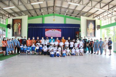 มอบเงินช่วยเหลือเด็กนักเรียนยากจนหรือดอยโอกาส Image 1