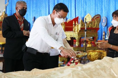 ร่วมรดน้ำศพมารดานายสมพล พรหมเจียม ผู้อำนวยการแขวงทางหลวงสุรา ... Image 1