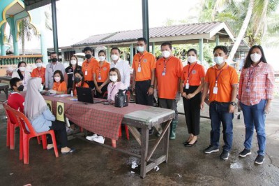 ทน.สฎ.ส่งมอบถุงยังชีพแก่พี่น้องประชาชนผู้ว่างงานในชุมชนสันติ ... Image 1
