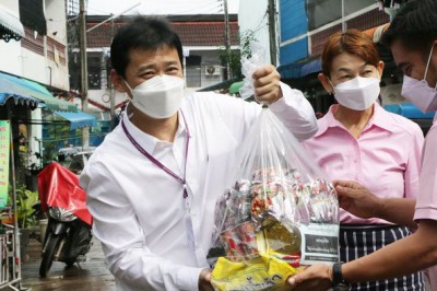 มอบถุงยังชีพบรรเทาความเดือดร้อนให้กับผู้กักตัว ๑๔ วัน ในเขตเ ... Image 1