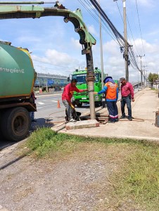 เทศบาลเข้าปฏิบัติการดูดลอกท่อระบายน้ำอย่างต่อเนื่อง Image 1