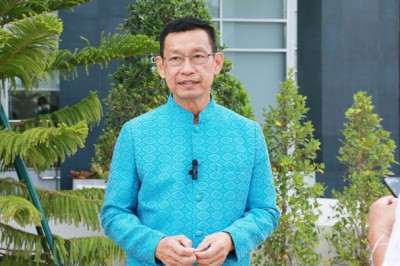นายกแป๊ะให้สัมภาษณ์สื่อโทรทัศน์ เทศบาลนครสุราษฎร์ธานีจัดงานช ... Image 1