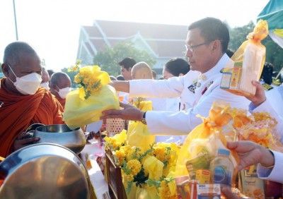 เทศบาลนครสุราษฎร์ธานี ร่วมทำบุญตักบาตรถวายพระราชกุศลเนื่องใน ... รูปภาพ 1