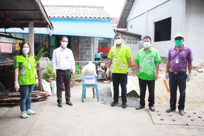 ลงพื้นที่ส่งมอบถุงยังชีพบรรเทาความเดือดร้อนให้กับผู้กักตัว ๑ ... Image 1