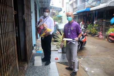 ลงพื้นที่ส่งมอบถุงยังชีพบรรเทาความเดือดร้อนให้กับผู้กักตัว ๑ ... Image 1