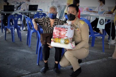 บรรยากาศ ปฏิบัติการส่งมอบถุงยังชีพโครงการช่วยเหลือการดำรงชีพ ... รูปภาพ 1