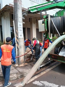 เทศบาลนครสุราษฎร์ธานี ดำเนินการดูดลอกท่อระบายน้ำ กำจัดสิ่งปฏ ... Image 1