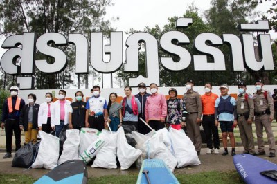 เทศบาลนครสุราษฎร์ธานีร่วมพิธีเปิดกิจกรรมณรงค์เก็บขยะ ลด โลก  ... Image 1