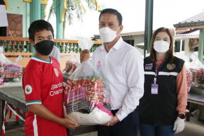 ส่งมอบถุงยังชีพให้ผู้เดือดร้อนและว่างงานชุมชนสันติสุข Image 1