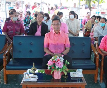ทำบุญเลี้ยงพระ ศูนย์พัฒนาคุณภาพชีวิตและส่งเสริมอาชีพผู้สูงอา ... Image 1