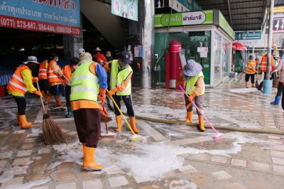 ล้างทำความสะอาดและฉีดพ่นยาฆ่าเชื้อตลาดสดเทศบาลฯและถนนศรีไชยา Image 1