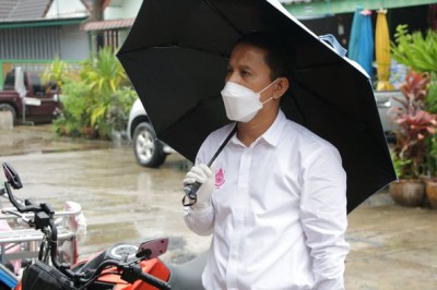 ส่งมอบถุงยังชีพแก่ผู้กักตัว ๑๔ วัน รูปภาพ 1