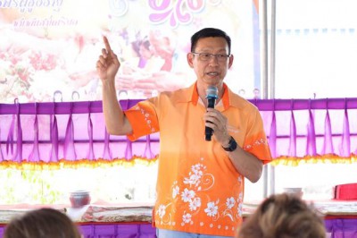 นายกแป๊ะ ร่วมตักบาตร สรงน้ำพระและรดน้ำขอพรผู้สูงอายุในชุมชน  ... Image 1