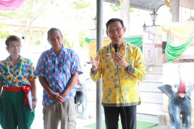 นายกแป๊ะ ร่วมสรงน้ำพระและรดน้ำขอพรผู้สูงอายุชุมชนหน้าด่าน เพ ... Image 1