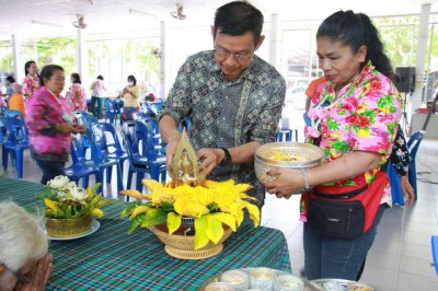 นายกแป๊ะ ร่วมสรงน้ำพระและรดน้ำขอพรผู้สูงอายุบ้านบางใหญ่ เพื่ ... Image 1