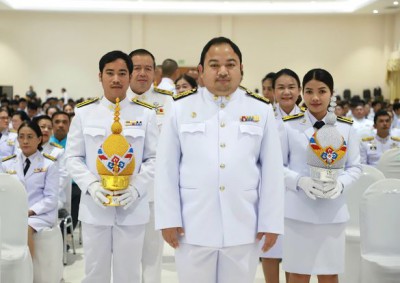 พิธีถวายเครื่องราชสักการะ วางพานพุ่ม และจุดเทียนถวายพระพรชัย ... Image 1