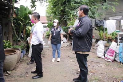 ลงพื้นที่ส่งมอบถุงยังชีพบรรเทาความเดือดร้อนให้กับผู้กักตัว ๑ ... Image 1