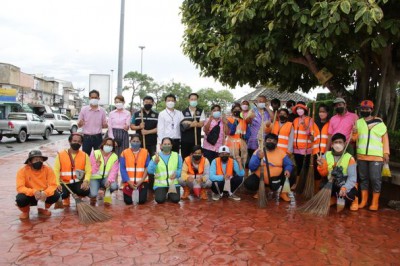 ทน.สฎ.ฉีดล้างทำความสะอาดบริเวณถนนข้างสะพานนริศซ้ำอีกครั้ง Image 1