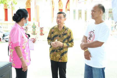 นายกแป๊ะ ลงพื้นที่ตรวจเยี่ยมจุดให้บริการลงทะเบียนผู้มีสิทธิร ... Image 1