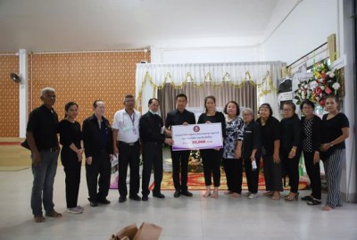 นายกแป๊ะ เป็นตัวแทนมอบเงิน 30,000 บาท แก่สมาชิกกองทุนสวัสดิก ... Image 1