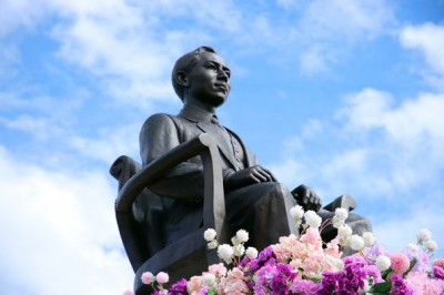 เทศบาลนครสุราษฎร์ธานี ร่วมวางพวงมาลาถวายสักการะ เนื่องในวันม ... Image 1