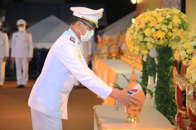 พิธีถวายเครื่องราชสักการะ วางพานพุ่ม และจุดเทียนถวายพระพรชัย ... รูปภาพ 1