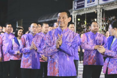 นายกแป๊ะ ร่วมงานประเพณีแห่เทียนพรรษาจังหวัดอุบลราชธานี ประจำ ... Image 1